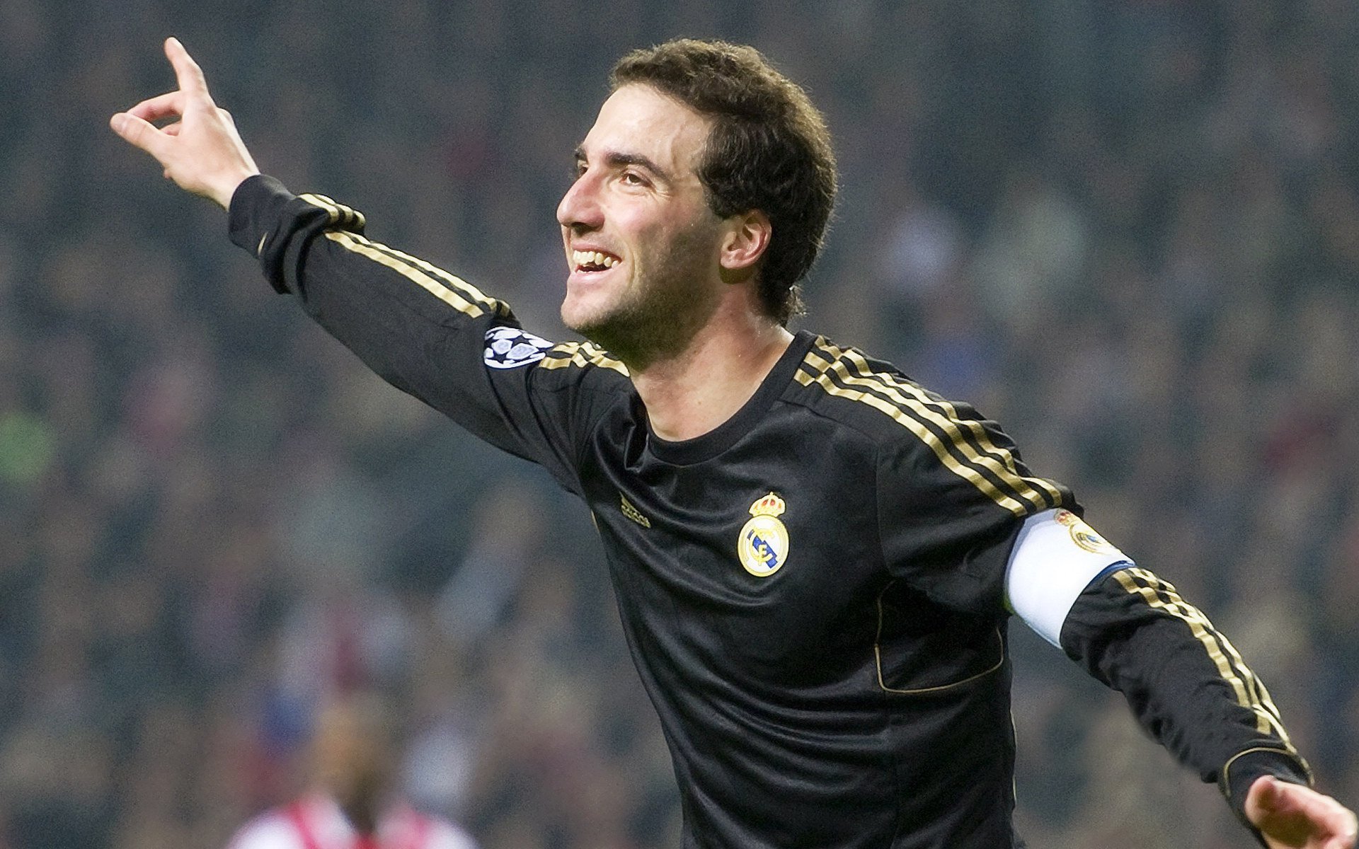 凯恩迎来十二赛季高光表现，塞尔维亚队球迷沸腾！